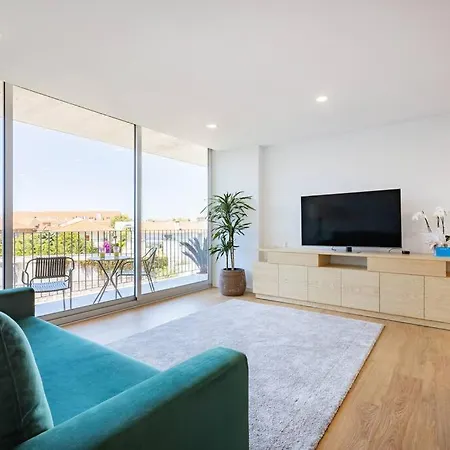 Sunny Vibes & Balcony With Pool Апартаменты