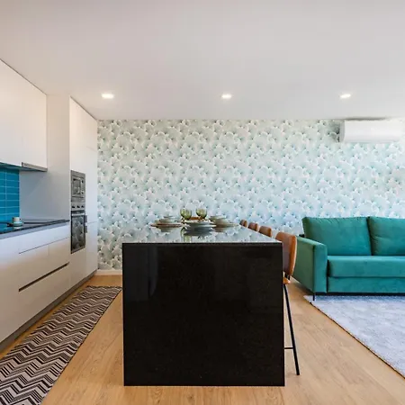 Sunny Vibes & Balcony With Pool *