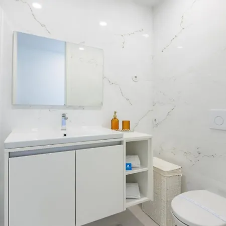 Sunny Vibes & Balcony With Pool דירה *