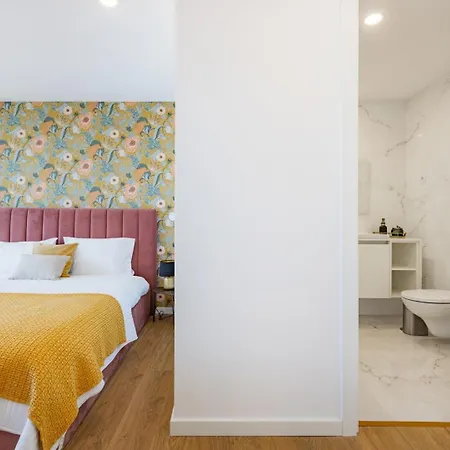 Sunny Vibes & Balcony With Pool דירה *