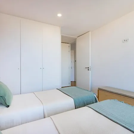 Sunny Vibes & Balcony With Pool