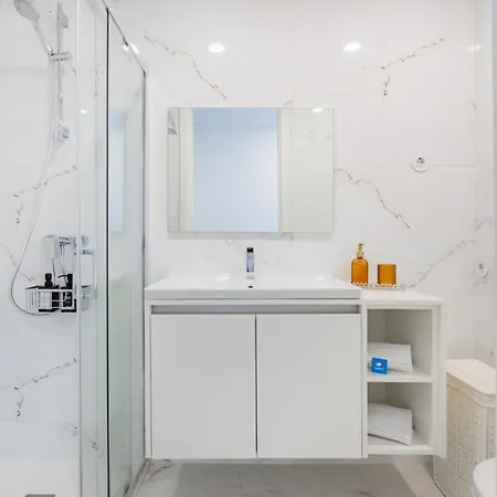 Sunny Vibes & Balcony With Pool Апартаменты Эшпинью