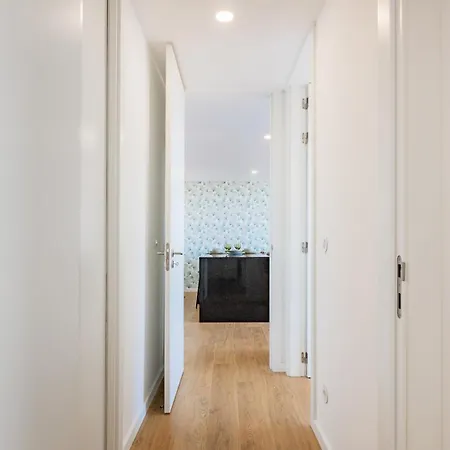 Апартаменты Sunny Vibes & Balcony With Pool Эшпинью