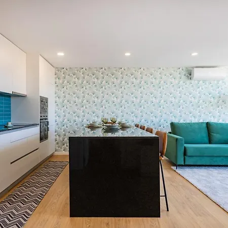 Sunny Vibes & Balcony With Pool Apartman