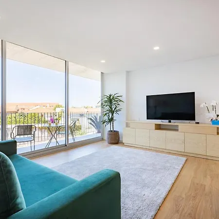 Sunny Vibes & Balcony With Pool Apartman