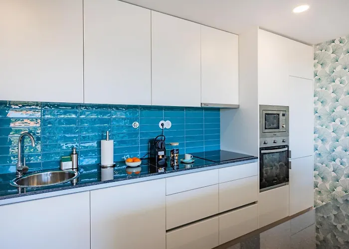 Sunny Vibes & Balcony With Pool Apartment *