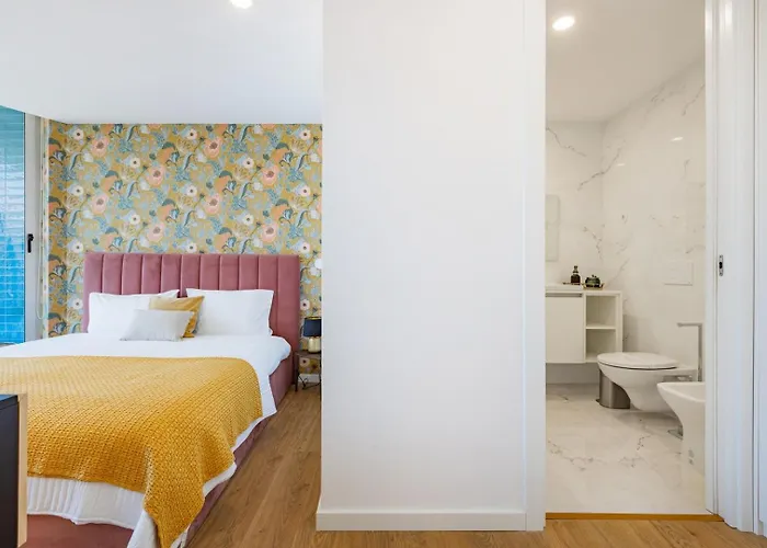 Sunny Vibes & Balcony With Pool Apartment *