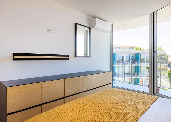 Sunny Vibes & Balcony With Pool