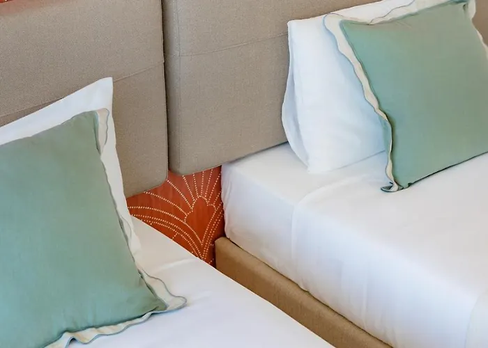 Sunny Vibes & Balcony With Pool