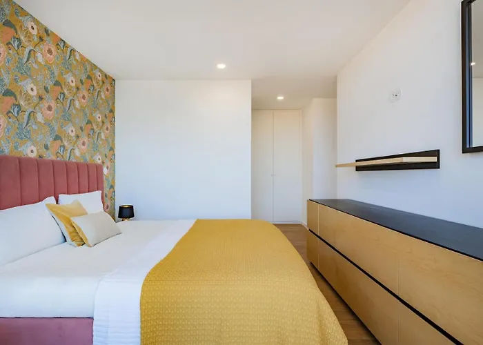 Sunny Vibes & Balcony With Pool